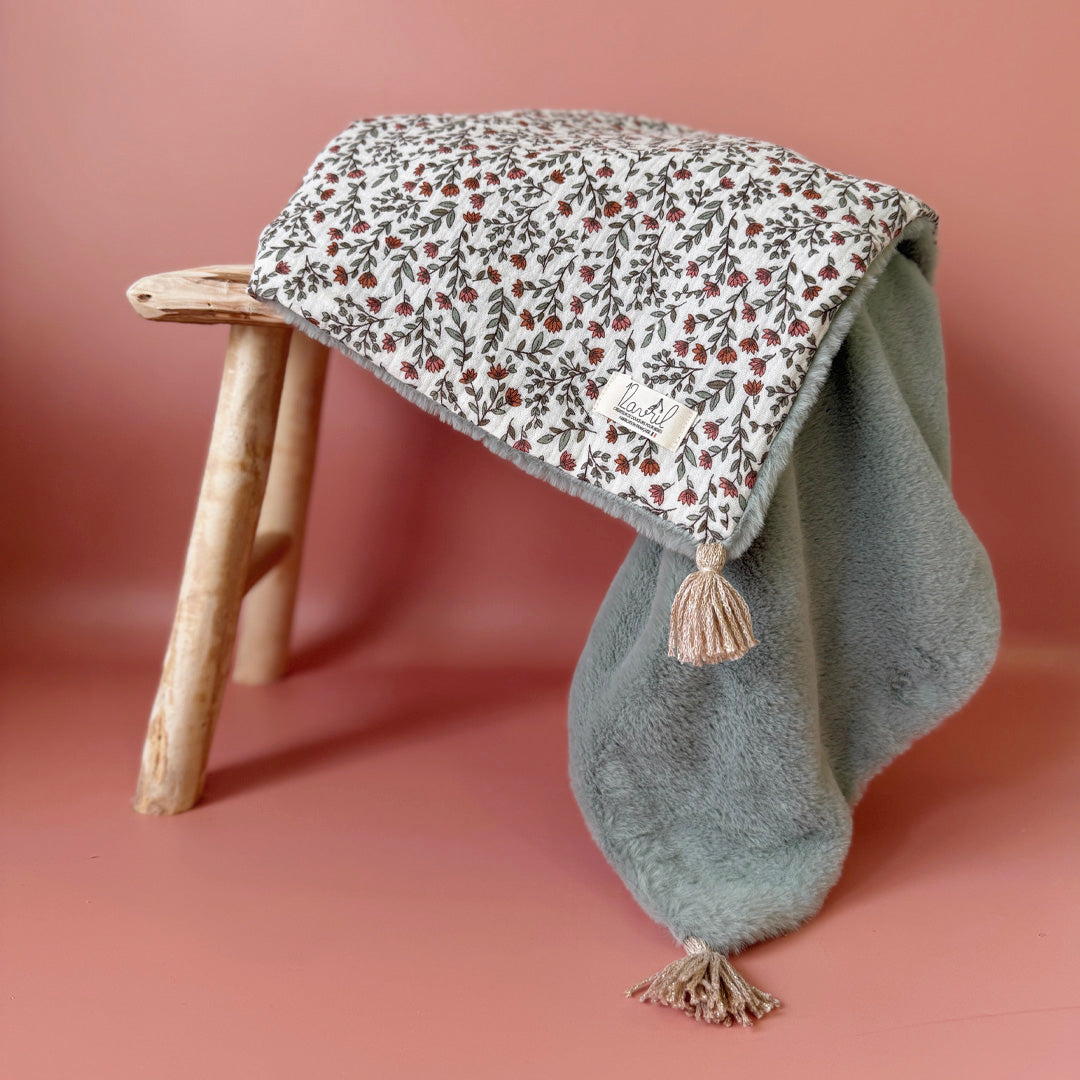 La couverture est une des pièces indispensable du trousseau de bébé. Parfaite en cadeau de naissance ou à s’offrir soit même, cette couverture chaude spéciale “bébés d’hiver”, vous accompagnera très longtemps dans vos moments câlins avec bébé. Les bébés d’hiver qui naissent pendant les mois les plus froids ont besoin d'être tenus bien au chaud à la sortie du ventre de maman. C'est pourquoi nous avons conçu cette couverture chaude spéciale “bébé d’hiver”. Dès son arrivée, bébé passe d'un environnement clos d