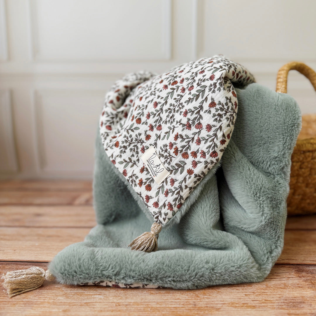 La couverture est une des pièces indispensable du trousseau de bébé. Parfaite en cadeau de naissance ou à s’offrir soit même, cette couverture chaude spéciale “bébés d’hiver”, vous accompagnera très longtemps dans vos moments câlins avec bébé. Les bébés d’hiver qui naissent pendant les mois les plus froids ont besoin d'être tenus bien au chaud à la sortie du ventre de maman. C'est pourquoi nous avons conçu cette couverture chaude spéciale “bébé d’hiver”. Dès son arrivée, bébé passe d'un environnement clos d