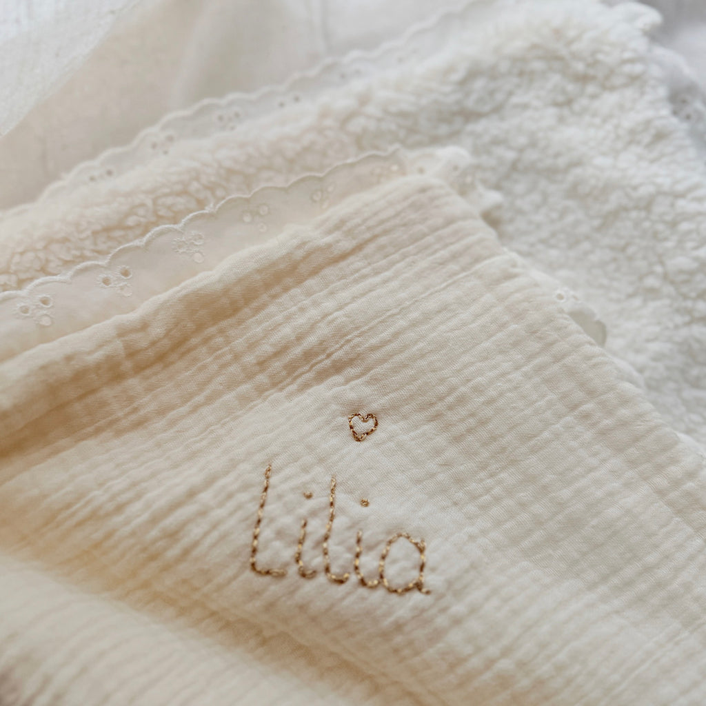 La couverture est une des pièces indispensable du trousseau de bébé. Parfaite en cadeau de naissance ou à s’offrir soit même, cette couverture demie saison est parfaite pour accompagner bébé tout au long de l'année, Cette grande couverture pourra également être utilisée en descente de lit quand bébé sera plus grand. Cette couverture est idéale pour bien réchauffer les bébés en demie saison grâce à sa fausse fourrure type sherpa mouton beige , et sa doublure en gaze de coton hypoallergénique au magnifique mo