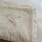 La couverture est une des pièces indispensable du trousseau de bébé. Parfaite en cadeau de naissance ou à s’offrir soit même, cette couverture demie saison est parfaite pour accompagner bébé tout au long de l'année, Cette grande couverture pourra également être utilisée en descente de lit quand bébé sera plus grand. Cette couverture est idéale pour bien réchauffer les bébés en demie saison grâce à sa fausse fourrure type sherpa mouton beige , et sa doublure en gaze de coton hypoallergénique au magnifique mo