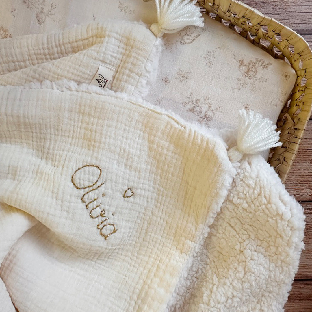 La couverture est une des pièces indispensable du trousseau de bébé. Parfaite en cadeau de naissance ou à s'offrir soit même, vous serez surpris par son coté en fausse fourrure esprit 