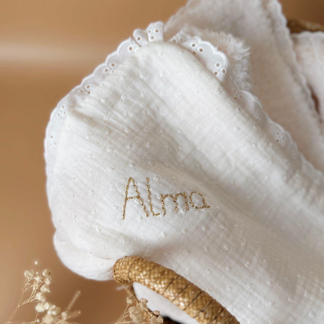 La couverture est une des pièces indispensable du trousseau de bébé. Parfaite en cadeau de naissance ou à s’offrir soit même, cette couverture demie saison est aprfaite pour accompagner bébé tout au long de l'année, Cette grande couverture pourra également être utilisée en descente de lit quand bébé sera plus grand. Cette couverture est idéale pour bien réchauffer les bébés en demie saison grâce à sa fausse fourrure type sherpa mouton beige , et sa doublure en gaze de coton hypoallergénique au magnifique mo
