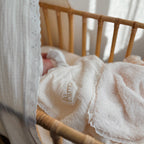 La couverture est une des pièces indispensable du trousseau de bébé. Parfaite en cadeau de naissance ou à s’offrir soit même, cette couverture demie saison est aprfaite pour accompagner bébé tout au long de l'année, Cette grande couverture pourra également être utilisée en descente de lit quand bébé sera plus grand. Cette couverture est idéale pour bien réchauffer les bébés en demie saison grâce à sa fausse fourrure type sherpa mouton beige , et sa doublure en gaze de coton hypoallergénique au magnifique mo