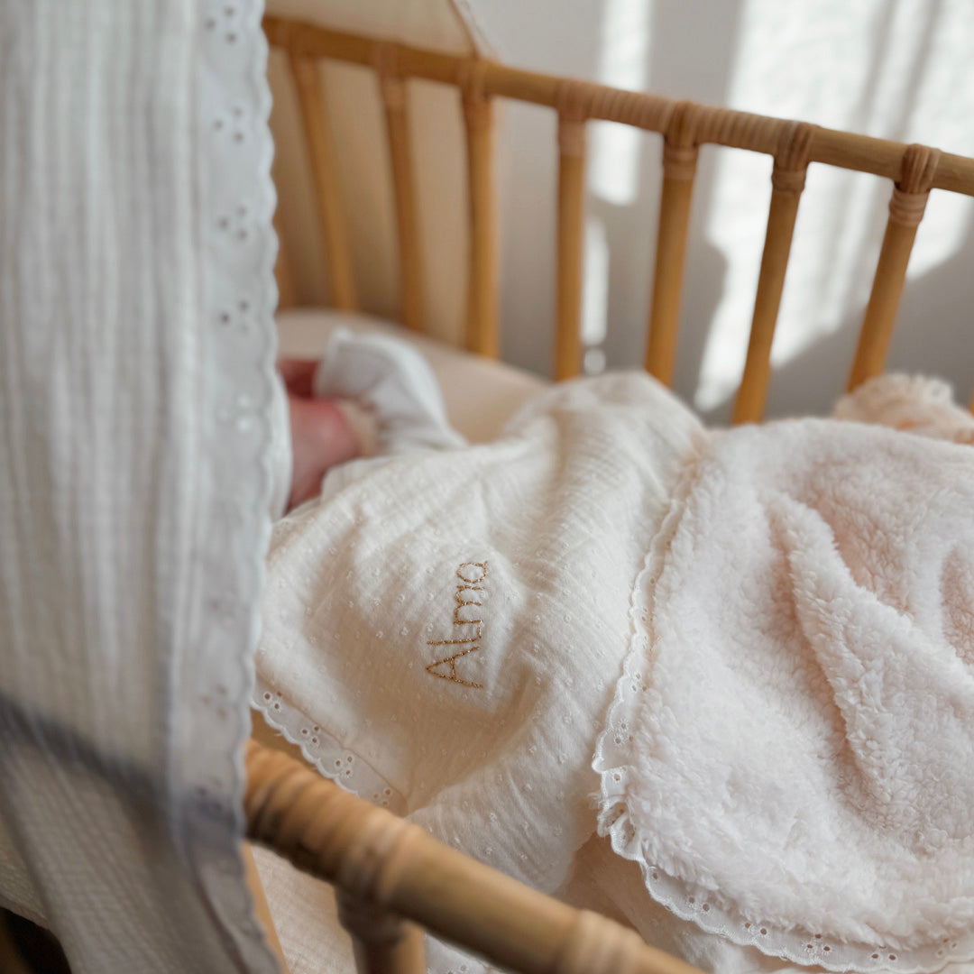 La couverture est une des pièces indispensable du trousseau de bébé. Parfaite en cadeau de naissance ou à s’offrir soit même, cette couverture demie saison est aprfaite pour accompagner bébé tout au long de l'année, Cette grande couverture pourra également être utilisée en descente de lit quand bébé sera plus grand. Cette couverture est idéale pour bien réchauffer les bébés en demie saison grâce à sa fausse fourrure type sherpa mouton beige , et sa doublure en gaze de coton hypoallergénique au magnifique mo