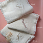 Parce qu’il est important de couvrir bébé même l’été, nous avons développé cette couverture 100% coton. Dès son arrivée, bébé passe d'un environnement clos de 37°C à une température extérieure que l’on ne peut pas toujours contrôler. En sortie avec un petit bébé d’été, vous pourriez vite être incommodés par un climatiseur. Bébé sera sensible aux petits coups de vent ou aux changements de températures en soirée. Bébé aura besoin également d’être tenu au chaud pendant la sieste (la température du corps descen