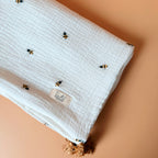 Parce qu’il est important de couvrir bébé même l’été, nous avons développé cette couverture 100% coton. Dès son arrivée, bébé passe d'un environnement clos de 37°C à une température extérieure que l’on ne peut pas toujours contrôler. En sortie avec un petit bébé d’été, vous pourriez vite être incommodés par un climatiseur. Bébé sera sensible aux petits coups de vent ou aux changements de températures en soirée. Bébé aura besoin également d’être tenu au chaud pendant la sieste (la température du corps descen