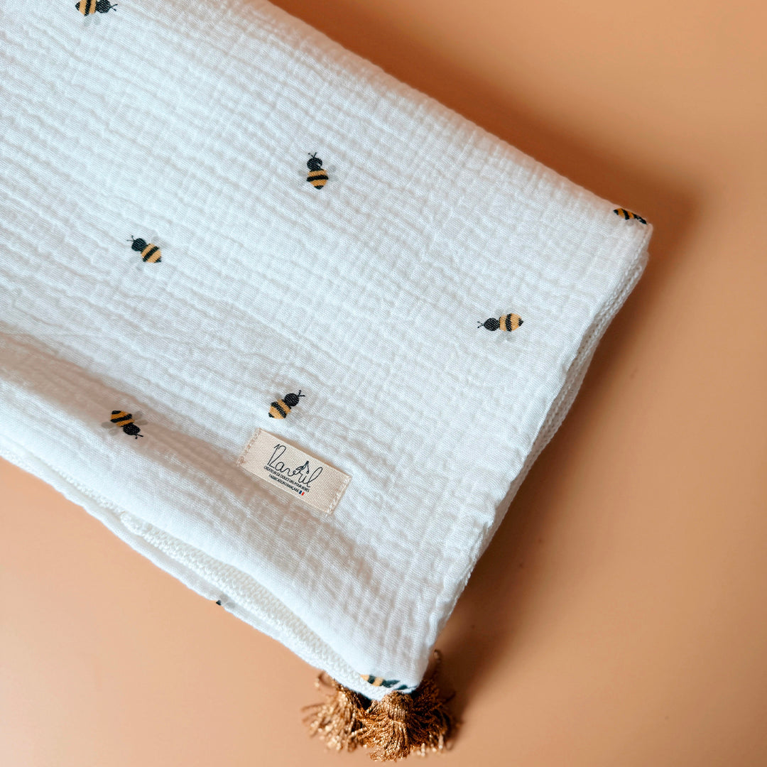 Parce qu’il est important de couvrir bébé même l’été, nous avons développé cette couverture 100% coton. Dès son arrivée, bébé passe d'un environnement clos de 37°C à une température extérieure que l’on ne peut pas toujours contrôler. En sortie avec un petit bébé d’été, vous pourriez vite être incommodés par un climatiseur. Bébé sera sensible aux petits coups de vent ou aux changements de températures en soirée. Bébé aura besoin également d’être tenu au chaud pendant la sieste (la température du corps descen