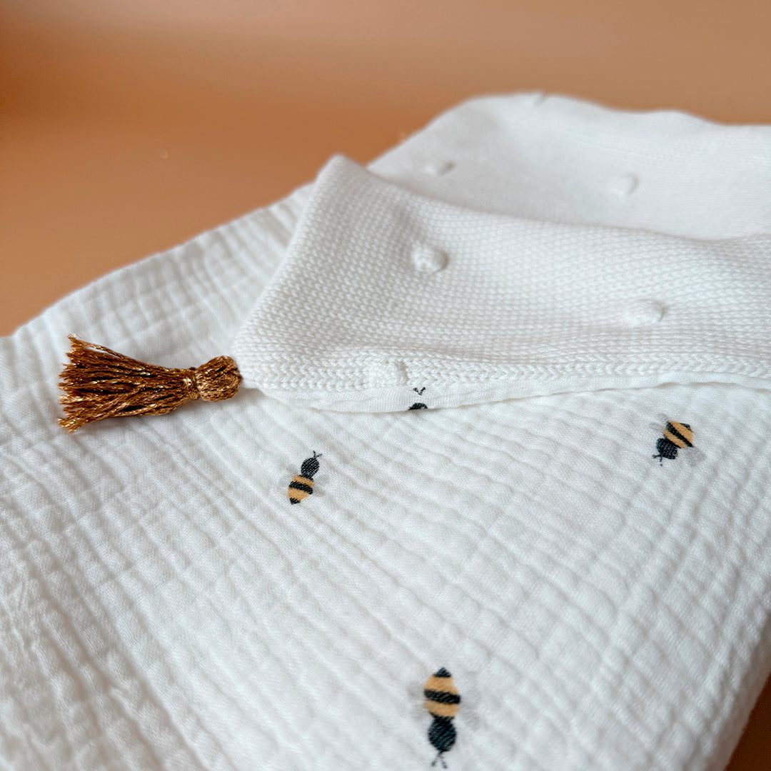 Parce qu’il est important de couvrir bébé même l’été, nous avons développé cette couverture 100% coton. Dès son arrivée, bébé passe d'un environnement clos de 37°C à une température extérieure que l’on ne peut pas toujours contrôler. En sortie avec un petit bébé d’été, vous pourriez vite être incommodés par un climatiseur. Bébé sera sensible aux petits coups de vent ou aux changements de températures en soirée. Bébé aura besoin également d’être tenu au chaud pendant la sieste (la température du corps descen