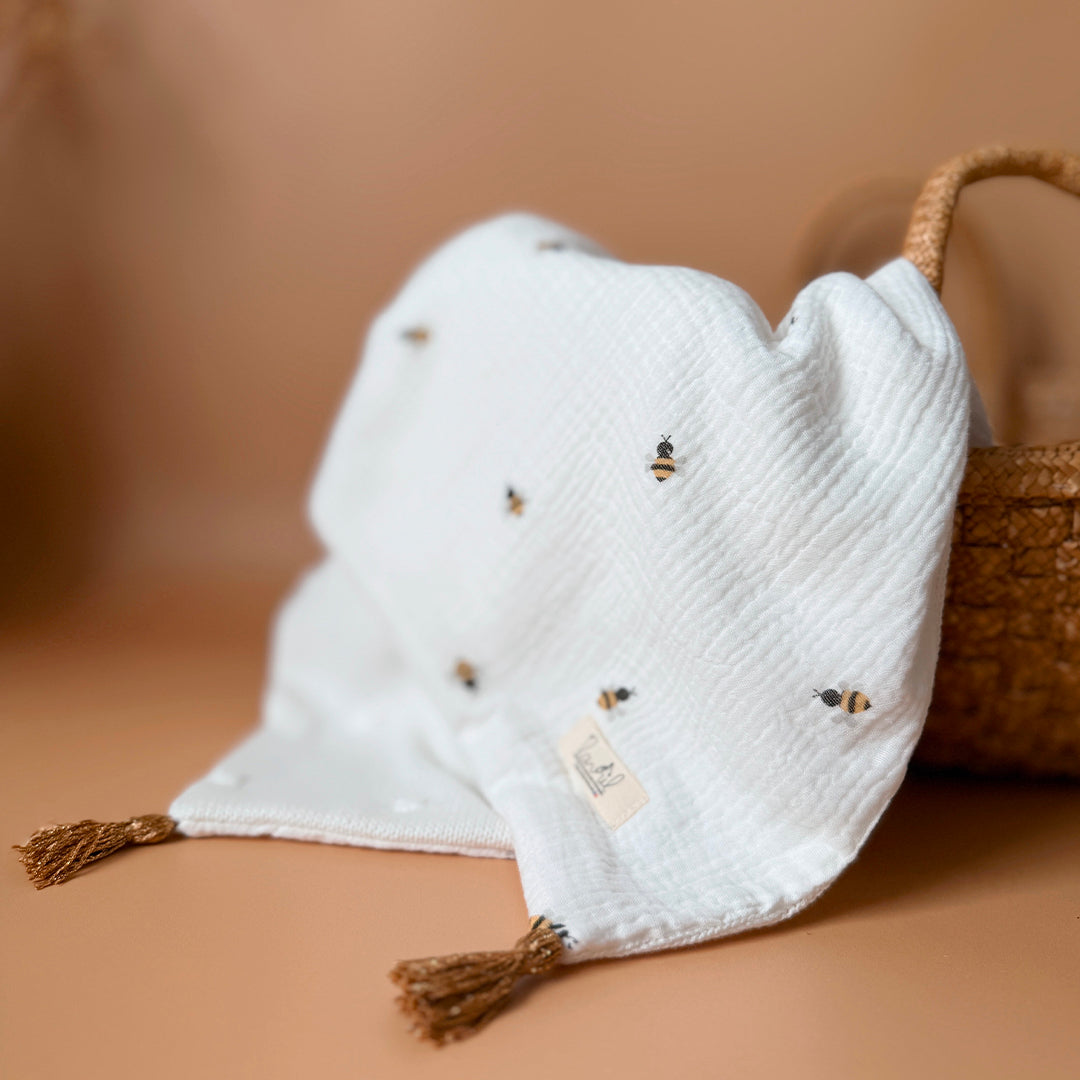 Parce qu’il est important de couvrir bébé même l’été, nous avons développé cette couverture 100% coton. Dès son arrivée, bébé passe d'un environnement clos de 37°C à une température extérieure que l’on ne peut pas toujours contrôler. En sortie avec un petit bébé d’été, vous pourriez vite être incommodés par un climatiseur. Bébé sera sensible aux petits coups de vent ou aux changements de températures en soirée. Bébé aura besoin également d’être tenu au chaud pendant la sieste (la température du corps descen