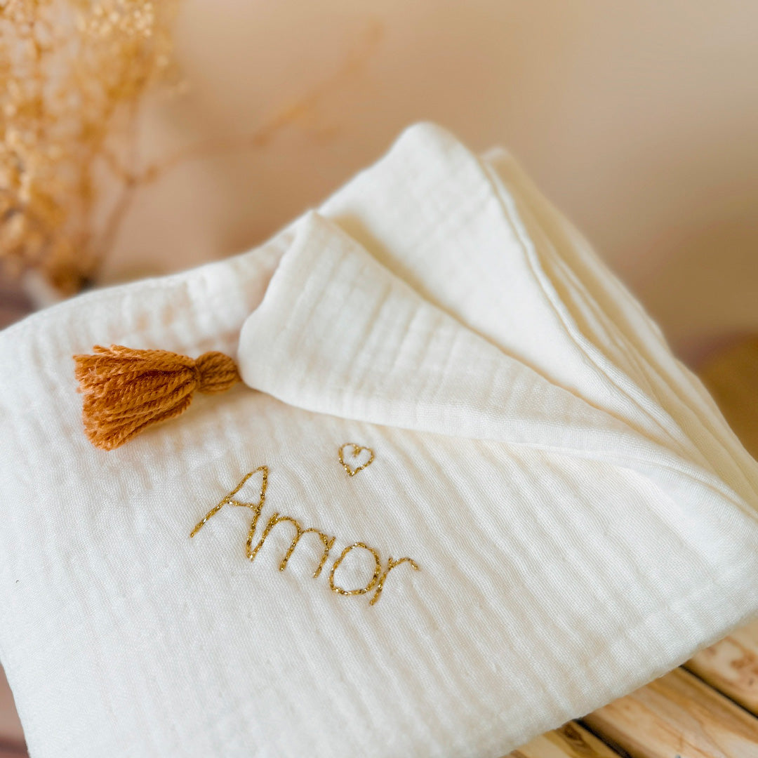 Et si on offrait à bébé sa toute première couverture, pour qu’il puisse la garder indéfiniment ? Un très joli (et utile !) cadeau de naissance, à offrir ou à s’offrir, mais aussi un souvenir unique à conserver et à chérir très longtemps. Cette couverture d’été est confectionnée avec deux faces en triple gaze de coton, soit 6 couches de gaze de coton hypoallergénique. Elle est idéale et recommandée pour les naissances de juin à début septembre. 