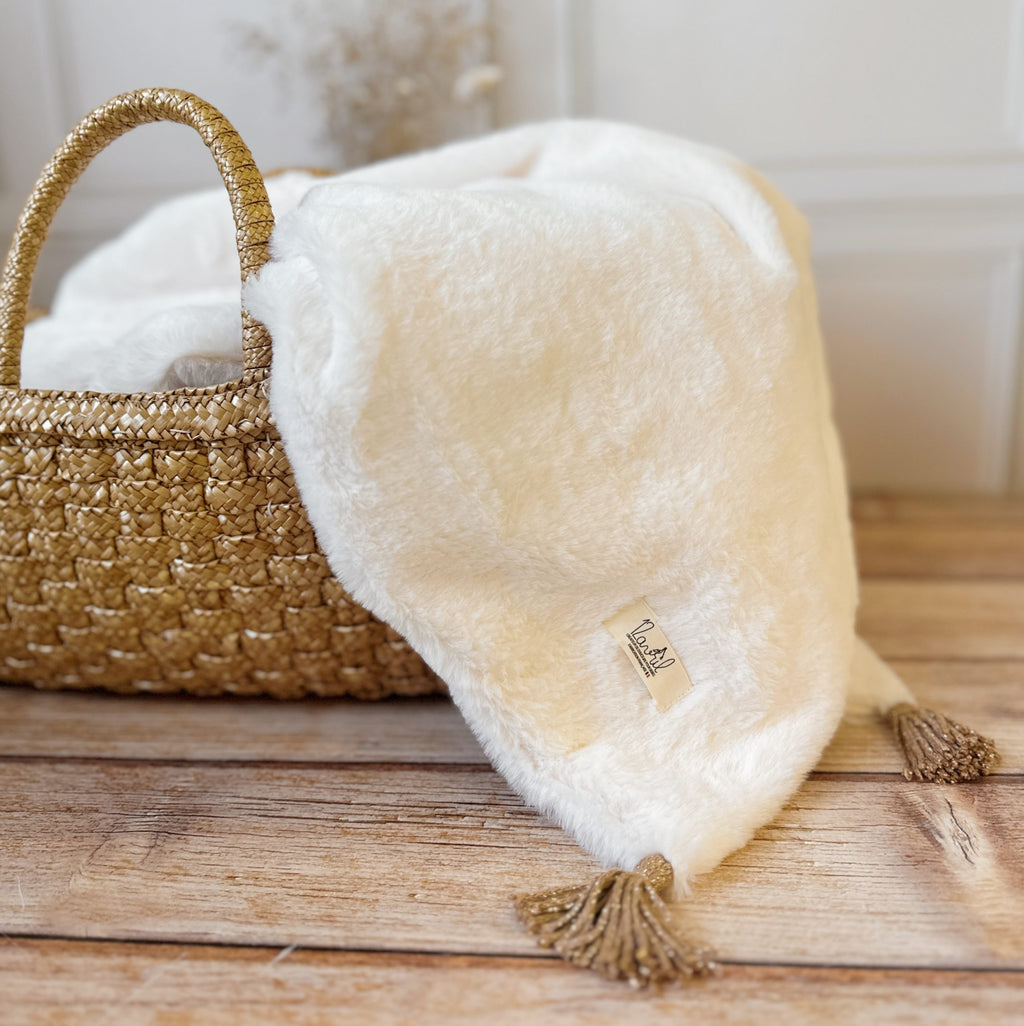 Offrez à votre bébé un cocon de douceur et de chaleur avec cette couverture en double face de fausse fourrure. Conçue pour envelopper délicatement les tout-petits, cette couverture extra chaude est parfaite pour l’hiver, garantissant un confort optimal à chaque moment de repos ou de promenade. Utilisation : Cette couverture est parfaite pour : Les siestes dans le berceau ou la poussette. Les sorties par temps frais en gardant bébé confortablement au chaud. Un cadeau de naissance élégant et utile qui plaira 