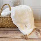 Offrez à votre bébé un cocon de douceur et de chaleur avec cette couverture en double face de fausse fourrure. Conçue pour envelopper délicatement les tout-petits, cette couverture extra chaude est parfaite pour l’hiver, garantissant un confort optimal à chaque moment de repos ou de promenade. Utilisation : Cette couverture est parfaite pour : Les siestes dans le berceau ou la poussette. Les sorties par temps frais en gardant bébé confortablement au chaud. Un cadeau de naissance élégant et utile qui plaira 
