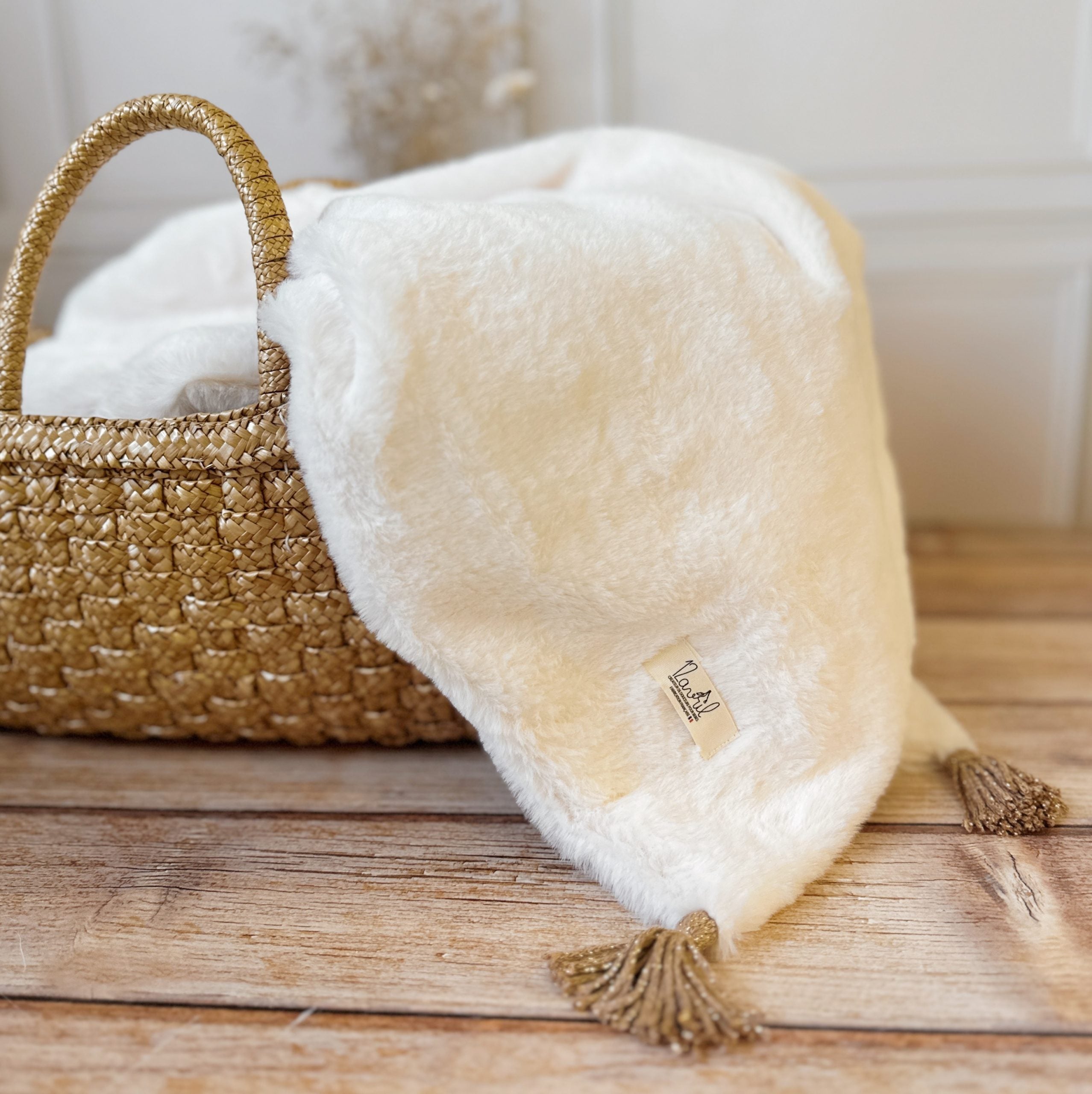 Offrez à votre bébé un cocon de douceur et de chaleur avec cette couverture en double face de fausse fourrure. Conçue pour envelopper délicatement les tout-petits, cette couverture extra chaude est parfaite pour l’hiver, garantissant un confort optimal à chaque moment de repos ou de promenade. Utilisation : Cette couverture est parfaite pour : Les siestes dans le berceau ou la poussette. Les sorties par temps frais en gardant bébé confortablement au chaud. Un cadeau de naissance élégant et utile qui plaira 