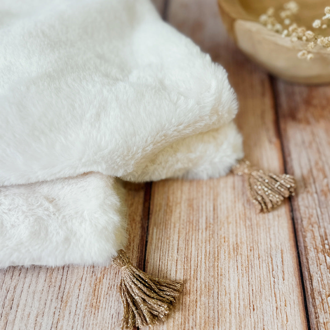 Offrez à votre bébé un cocon de douceur et de chaleur avec cette couverture en double face de fausse fourrure. Conçue pour envelopper délicatement les tout-petits, cette couverture extra chaude est parfaite pour l’hiver, garantissant un confort optimal à chaque moment de repos ou de promenade. Utilisation : Cette couverture est parfaite pour : Les siestes dans le berceau ou la poussette. Les sorties par temps frais en gardant bébé confortablement au chaud. Un cadeau de naissance élégant et utile qui plaira 