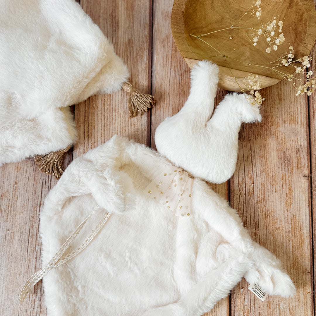 Offrez à votre bébé un cocon de douceur et de chaleur avec cette couverture en double face de fausse fourrure. Conçue pour envelopper délicatement les tout-petits, cette couverture extra chaude est parfaite pour l’hiver, garantissant un confort optimal à chaque moment de repos ou de promenade. Utilisation : Cette couverture est parfaite pour : Les siestes dans le berceau ou la poussette. Les sorties par temps frais en gardant bébé confortablement au chaud. Un cadeau de naissance élégant et utile qui plaira 