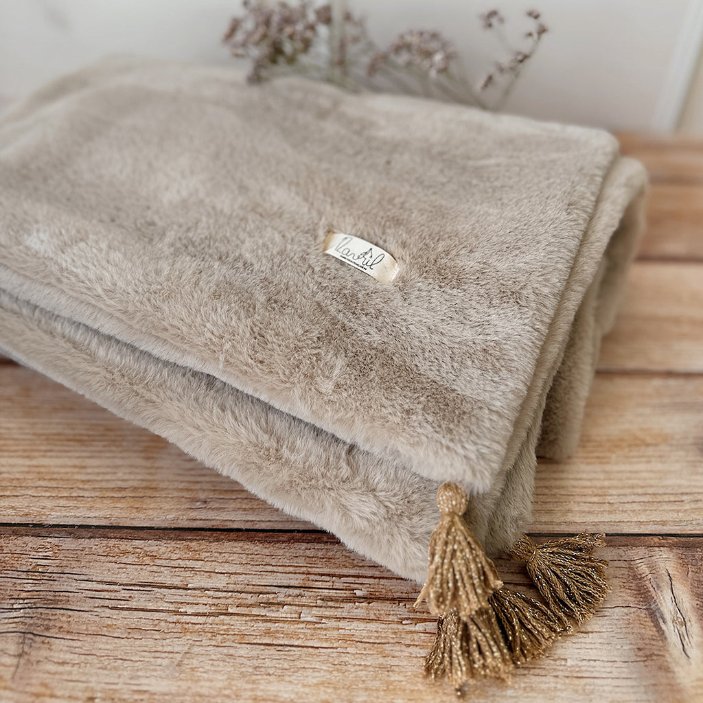 Offrez à votre bébé un cocon de douceur et de chaleur avec cette couverture en double face de fausse fourrure. Conçue pour envelopper délicatement les tout-petits, cette couverture extra chaude est parfaite pour l’hiver, garantissant un confort optimal à chaque moment de repos ou de promenade. Utilisation : Cette couverture est parfaite pour : Les siestes dans le berceau ou la poussette. Les sorties par temps frais en gardant bébé confortablement au chaud. Un cadeau de naissance élégant et utile qui plaira 