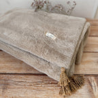 Offrez à votre bébé un cocon de douceur et de chaleur avec cette couverture en double face de fausse fourrure. Conçue pour envelopper délicatement les tout-petits, cette couverture extra chaude est parfaite pour l’hiver, garantissant un confort optimal à chaque moment de repos ou de promenade. Utilisation : Cette couverture est parfaite pour : Les siestes dans le berceau ou la poussette. Les sorties par temps frais en gardant bébé confortablement au chaud. Un cadeau de naissance élégant et utile qui plaira 