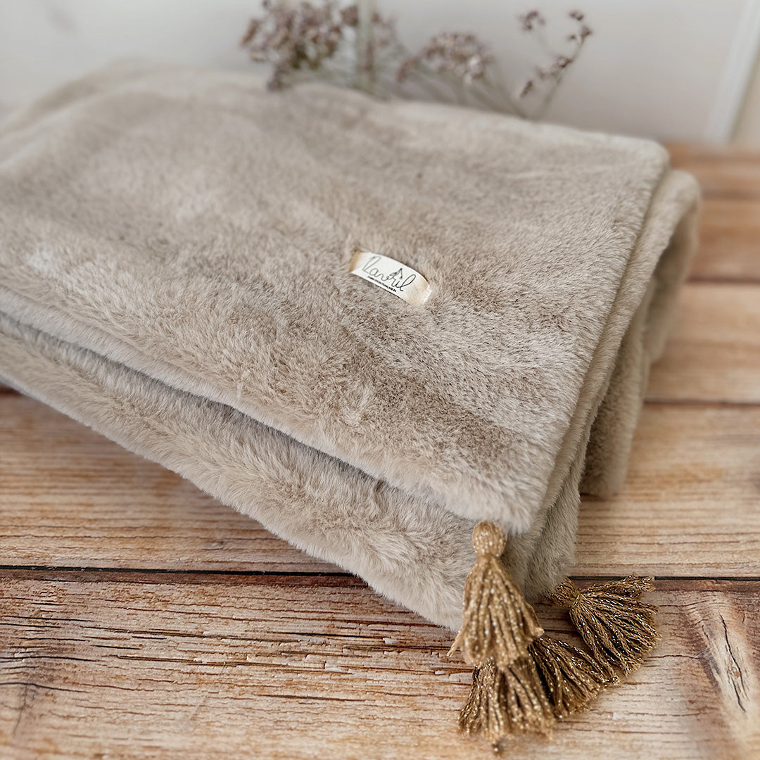 Offrez à votre bébé un cocon de douceur et de chaleur avec cette couverture en double face de fausse fourrure. Conçue pour envelopper délicatement les tout-petits, cette couverture extra chaude est parfaite pour l’hiver, garantissant un confort optimal à chaque moment de repos ou de promenade. Utilisation : Cette couverture est parfaite pour : Les siestes dans le berceau ou la poussette. Les sorties par temps frais en gardant bébé confortablement au chaud. Un cadeau de naissance élégant et utile qui plaira 