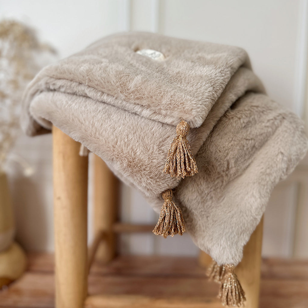 Offrez à votre bébé un cocon de douceur et de chaleur avec cette couverture en double face de fausse fourrure. Conçue pour envelopper délicatement les tout-petits, cette couverture extra chaude est parfaite pour l’hiver, garantissant un confort optimal à chaque moment de repos ou de promenade. Utilisation : Cette couverture est parfaite pour : Les siestes dans le berceau ou la poussette. Les sorties par temps frais en gardant bébé confortablement au chaud. Un cadeau de naissance élégant et utile qui plaira 