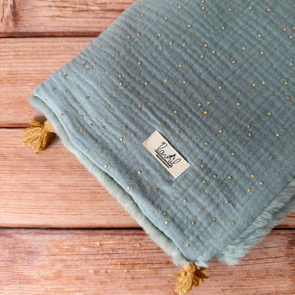 La couverture est une des pièces indispensable du trousseau de bébé. Parfaite en cadeau de naissance ou à s’offrir soit même, cette couverture chaude spéciale “bébés d’hiver”, vous accompagnera très longtemps dans vos moments câlins avec bébé. Les bébés d’hiver qui naissent pendant les mois les plus froids ont besoin d'être tenus bien au chaud à la sortie du ventre de maman. C'est pourquoi nous avons conçu cette couverture chaude spéciale “bébé d’hiver”. Dès son arrivée, bébé passe d'un environnement clos d