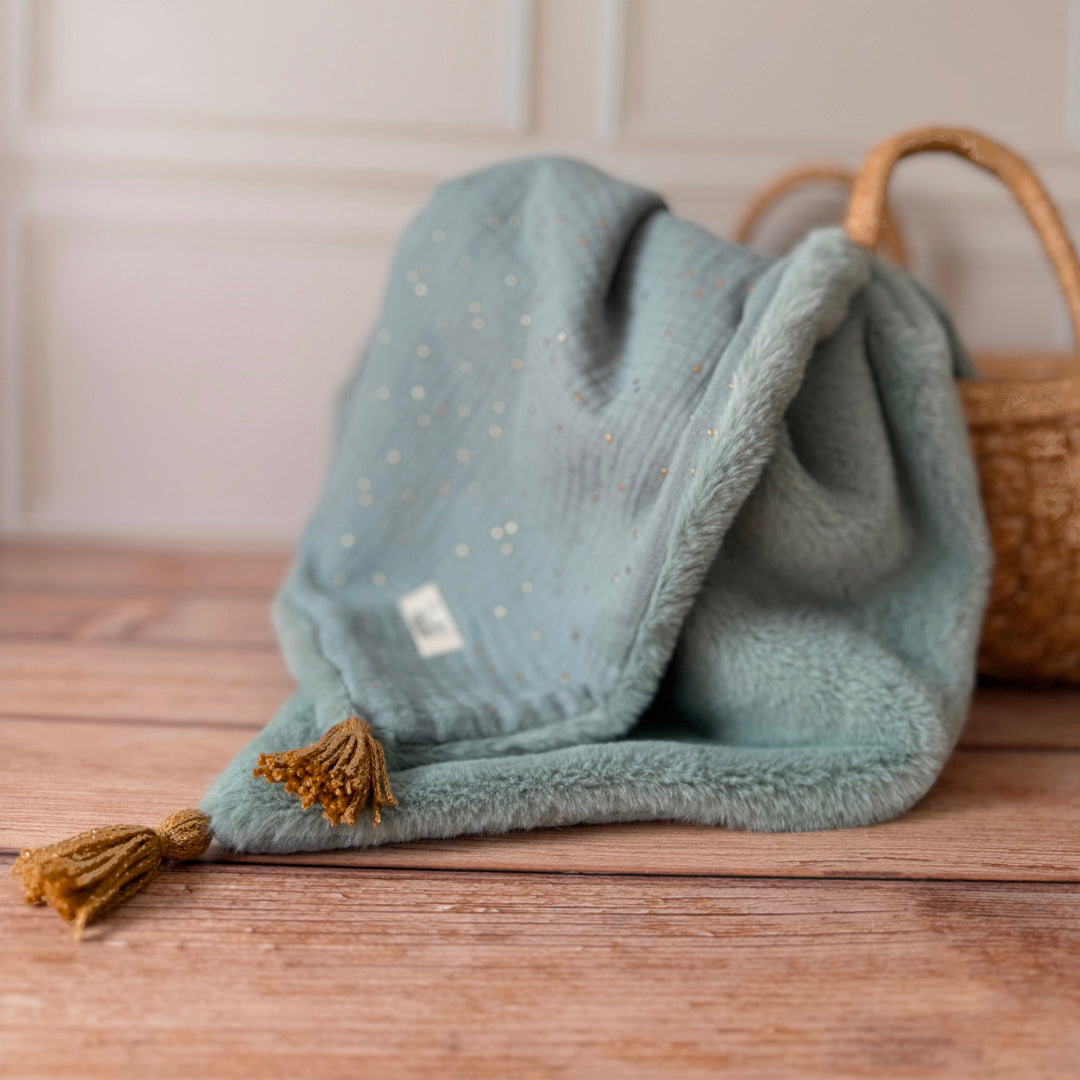 La couverture est une des pièces indispensable du trousseau de bébé. Parfaite en cadeau de naissance ou à s’offrir soit même, cette couverture chaude spéciale “bébés d’hiver”, vous accompagnera très longtemps dans vos moments câlins avec bébé. Les bébés d’hiver qui naissent pendant les mois les plus froids ont besoin d'être tenus bien au chaud à la sortie du ventre de maman. C'est pourquoi nous avons conçu cette couverture chaude spéciale “bébé d’hiver”. Dès son arrivée, bébé passe d'un environnement clos d