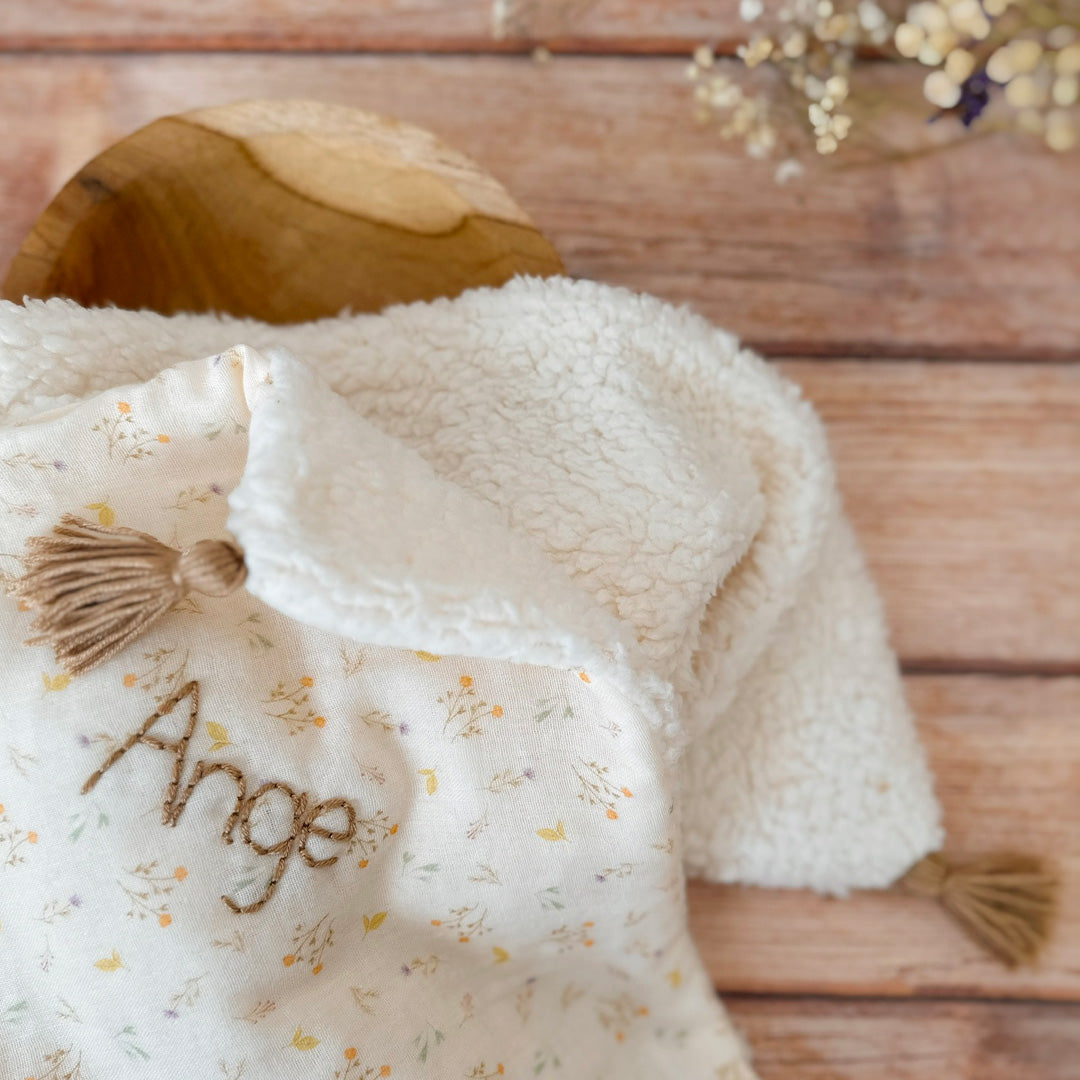 La couverture est une des pièces indispensable du trousseau de bébé. Parfaite en cadeau de naissance ou à s’offrir soit même, cette couverture demie saison  vous accompagnera très longtemps dans vos moments câlins avec bébé. Les bébés d’hiver qui naissent pendant les mois les plus froids ont besoin d'être tenus bien au chaud à la sortie du ventre de maman. C'est pourquoi nous avons conçu cette couverture demie saison, idéale pour les naissances de mars à mai puis de septembre à novembre. Dès son arrivée, bé