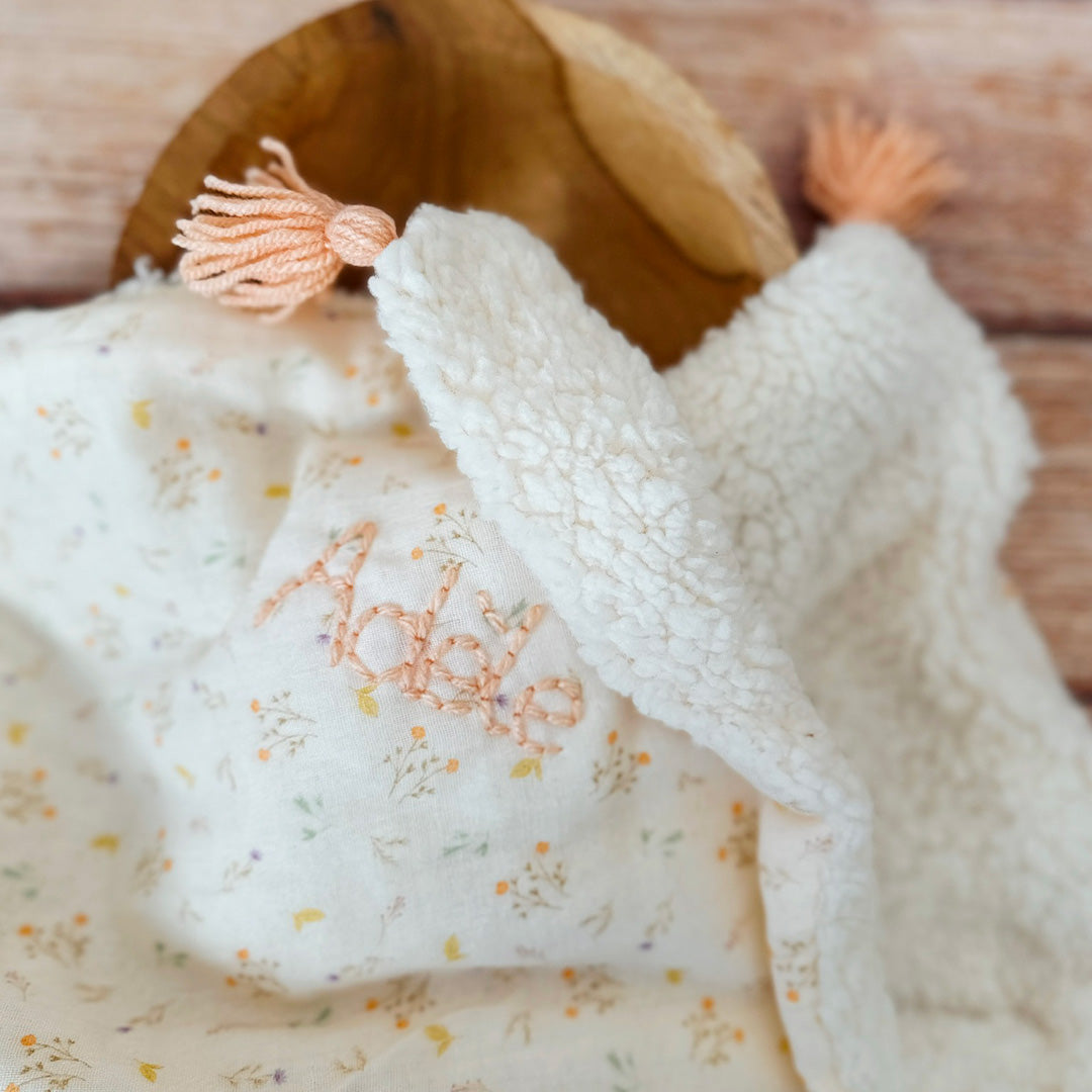 La couverture est une des pièces indispensable du trousseau de bébé. Parfaite en cadeau de naissance ou à s’offrir soit même, cette couverture demie saison  vous accompagnera très longtemps dans vos moments câlins avec bébé. Les bébés d’hiver qui naissent pendant les mois les plus froids ont besoin d'être tenus bien au chaud à la sortie du ventre de maman. C'est pourquoi nous avons conçu cette couverture demie saison, idéale pour les naissances de mars à mai puis de septembre à novembre. Dès son arrivée, bé