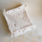 Couverture chaude bébé d’hiver - fausse fourrure sherpa écrue et gaze de coton brodée petits coeurs rose magenta