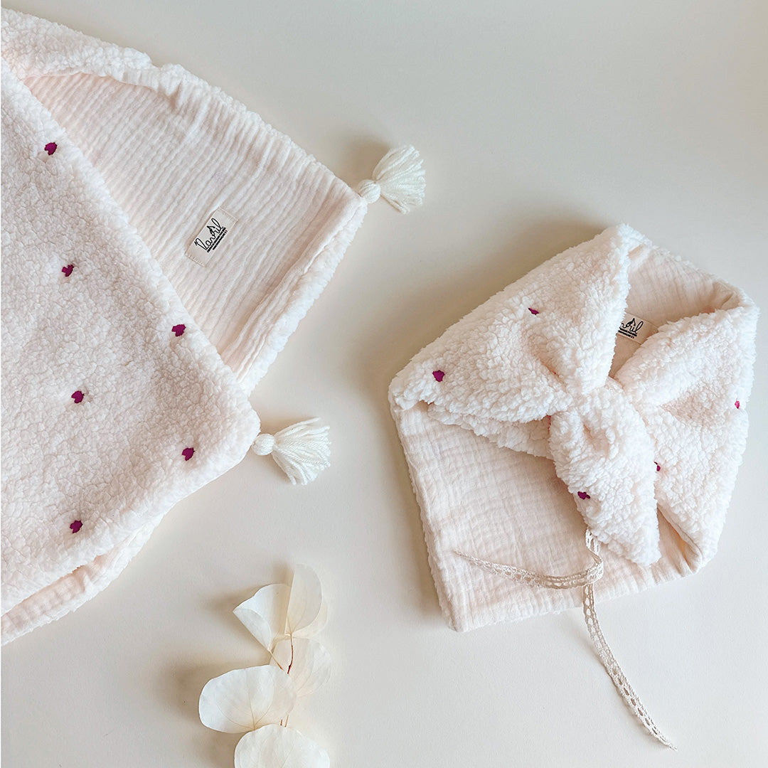 Couverture chaude bébé d’hiver - fausse fourrure sherpa écrue et gaze de coton brodée petits coeurs rose magenta