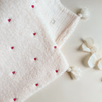 Couverture chaude bébé d’hiver - fausse fourrure sherpa écrue et gaze de coton brodée petits coeurs rose magenta