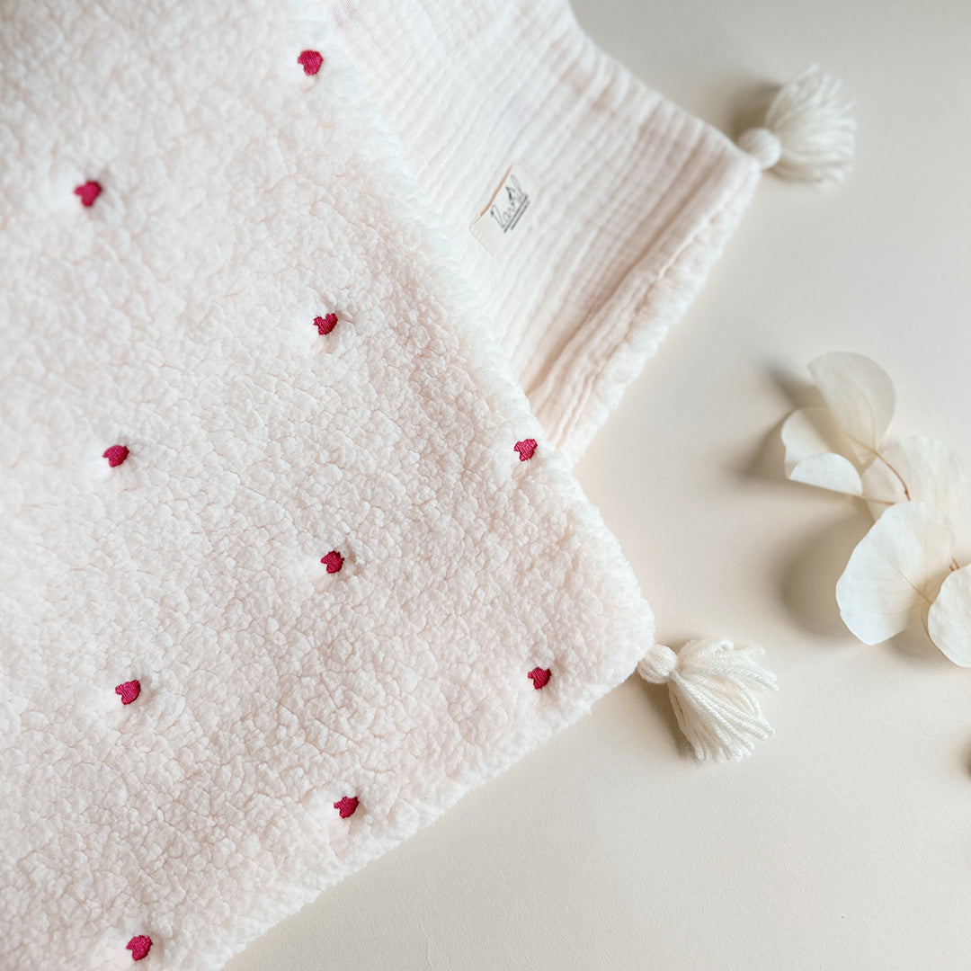 Couverture chaude bébé d’hiver - fausse fourrure sherpa écrue et gaze de coton brodée petits coeurs rose magenta