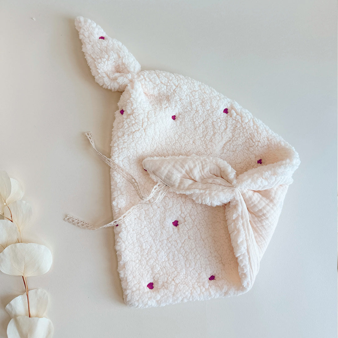 Doudou Lange motif petits coeurs rose fushia. Fausse fourrure sherpa et double gaze de coton biologique hypoallergénique.