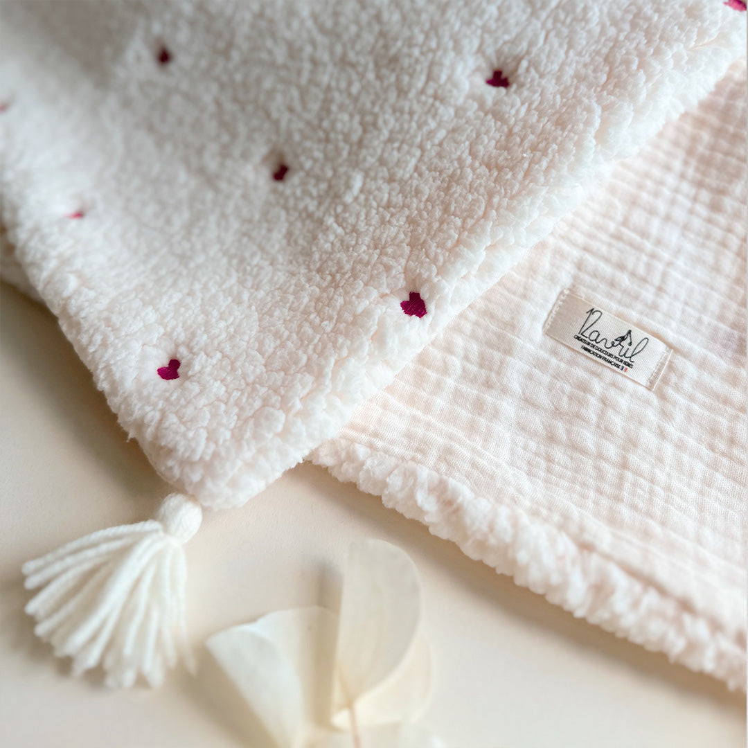 Couverture chaude bébé d’hiver - fausse fourrure sherpa écrue et gaze de coton brodée petits coeurs rose magenta