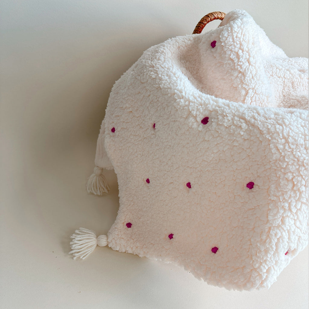 Couverture chaude bébé d’hiver - fausse fourrure sherpa écrue et gaze de coton brodée petits coeurs rose magenta