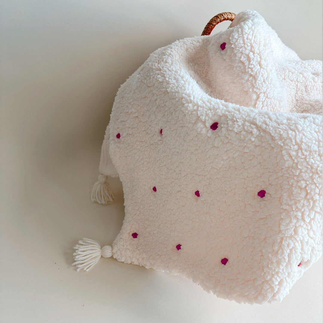 Couverture chaude bébé d’hiver - fausse fourrure sherpa écrue et gaze de coton brodée petits coeurs rose magenta