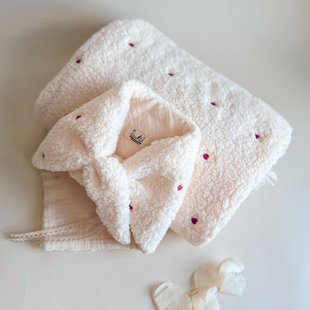 Doudou Lange motif petits coeurs rose fushia. Fausse fourrure sherpa et double gaze de coton biologique hypoallergénique.