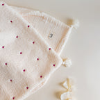 Couverture chaude bébé d’hiver - fausse fourrure sherpa écrue et gaze de coton brodée petits coeurs rose magenta