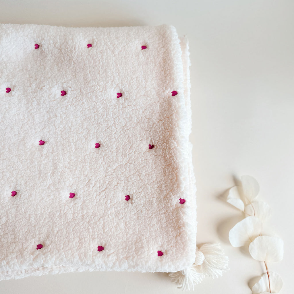 Couverture chaude bébé d’hiver - fausse fourrure sherpa écrue et gaze de coton brodée petits coeurs rose magenta