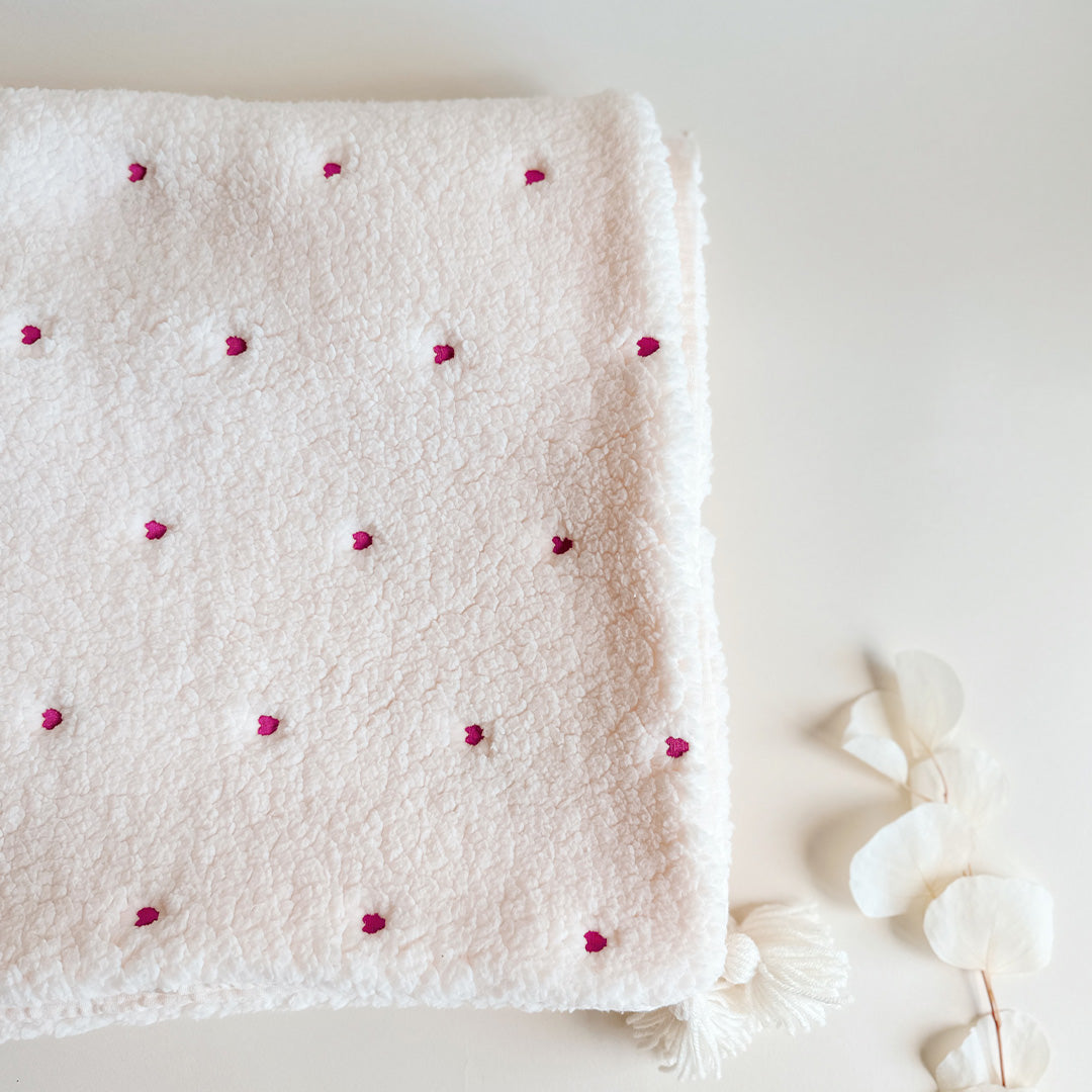 Couverture chaude bébé d’hiver - fausse fourrure sherpa écrue et gaze de coton brodée petits coeurs rose magenta