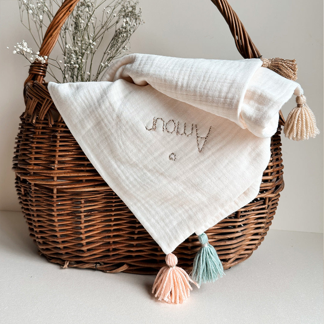 Couverture d’été pompons acidulés - Double couche de triple gaze de coton blanc naturel. Pompons vert amande, pêche, beige doré et vanille.