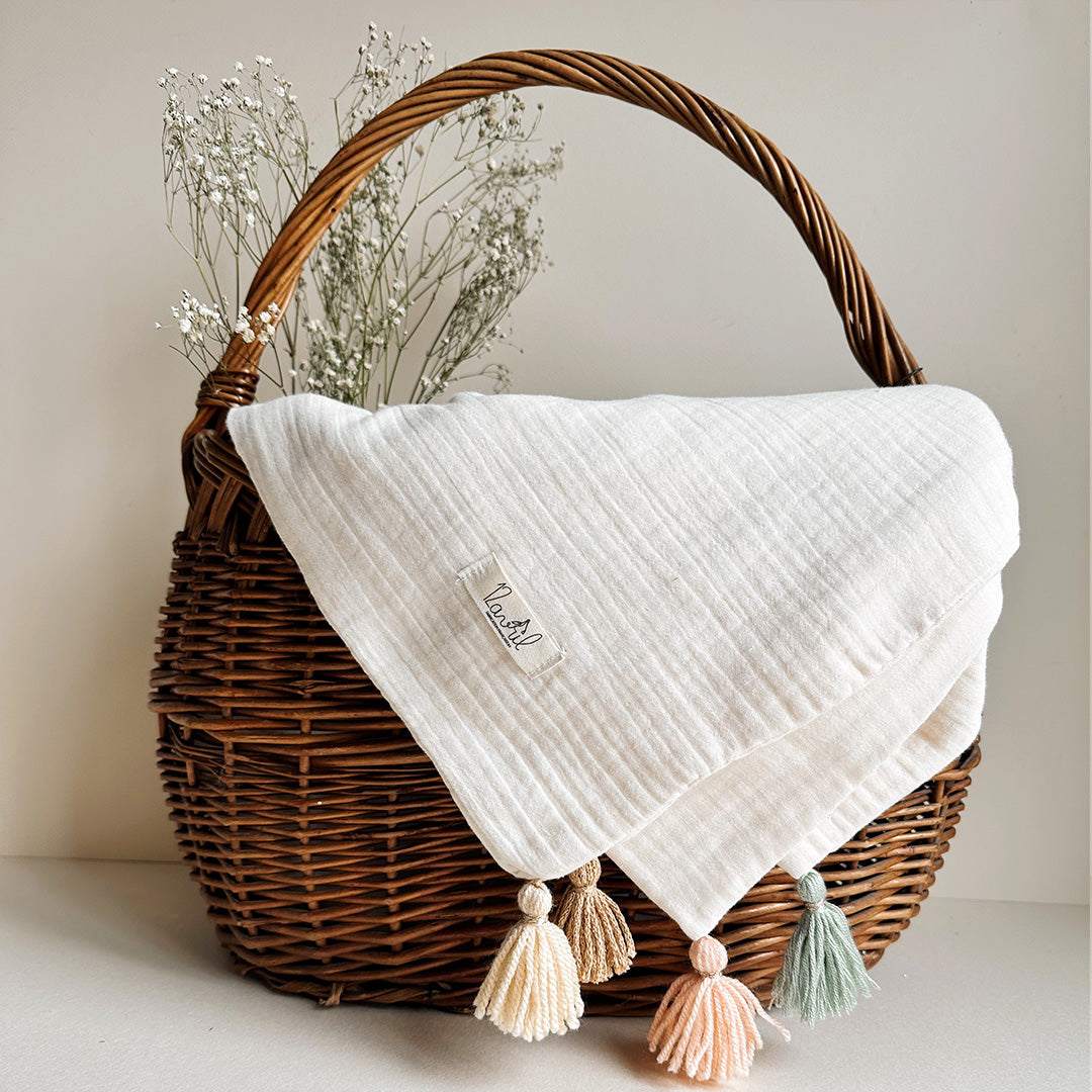 Couverture d’été pompons acidulés - Double couche de triple gaze de coton blanc naturel. Pompons vert amande, pêche, beige doré et vanille.