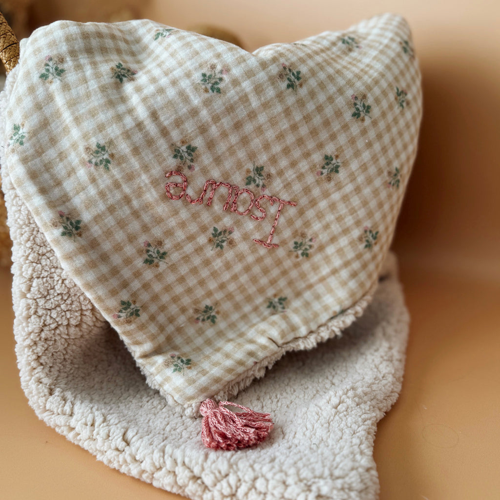 La couverture est une des pièces indispensable du trousseau de bébé. Parfaite en cadeau de naissance ou à s’offrir soit même, cette couverture demie saison est parfaite pour accompagner bébé tout au long de l'année, Cette grande couverture pourra également être utilisée en descente de lit quand bébé sera plus grand. Cette couverture est idéale pour bien réchauffer les bébés en demie saison grâce à sa fausse fourrure type sherpa mouton beige , et sa doublure en gaze de coton hypoallergénique au magnifique mo