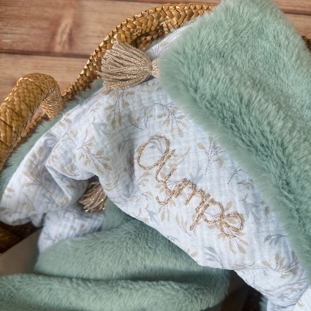 La couverture est une des pièces indispensable du trousseau de bébé. Parfaite en cadeau de naissance ou à s’offrir soit même, cette couverture chaude spéciale “bébés d’hiver”, vous accompagnera très longtemps dans vos moments câlins avec bébé. Les bébés d’hiver qui naissent pendant les mois les plus froids ont besoin d'être tenus bien au chaud à la sortie du ventre de maman. C'est pourquoi nous avons conçu cette couverture chaude spéciale “bébé d’hiver”. Dès son arrivée, bébé passe d'un environnement clos d