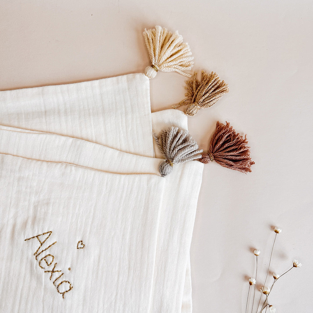Couverture d’été pompons naturels - Double gaze de coton broderie anglaise blanc naturel et maille de tricot côtelé