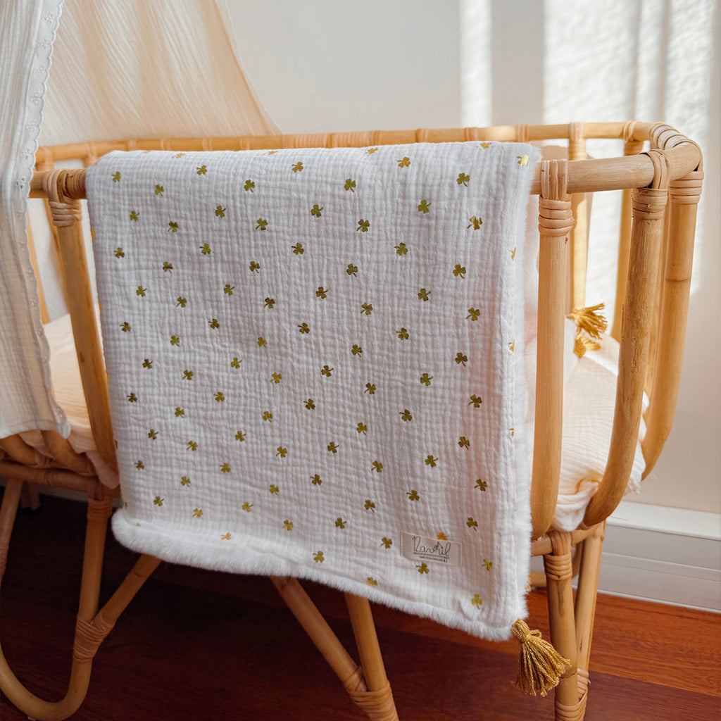 La couverture est une des pièces indispensable du trousseau de bébé. Parfaite en cadeau de naissance ou à s’offrir soit même, cette couverture chaude spéciale “bébés d’hiver”, vous accompagnera très longtemps dans vos moments câlins avec bébé. Les bébés d’hiver qui naissent pendant les mois les plus froids ont besoin d'être tenus bien au chaud à la sortie du ventre de maman. C'est pourquoi nous avons conçu cette couverture chaude spéciale “bébé d’hiver”. Dès son arrivée, bébé passe d'un environnement clos d