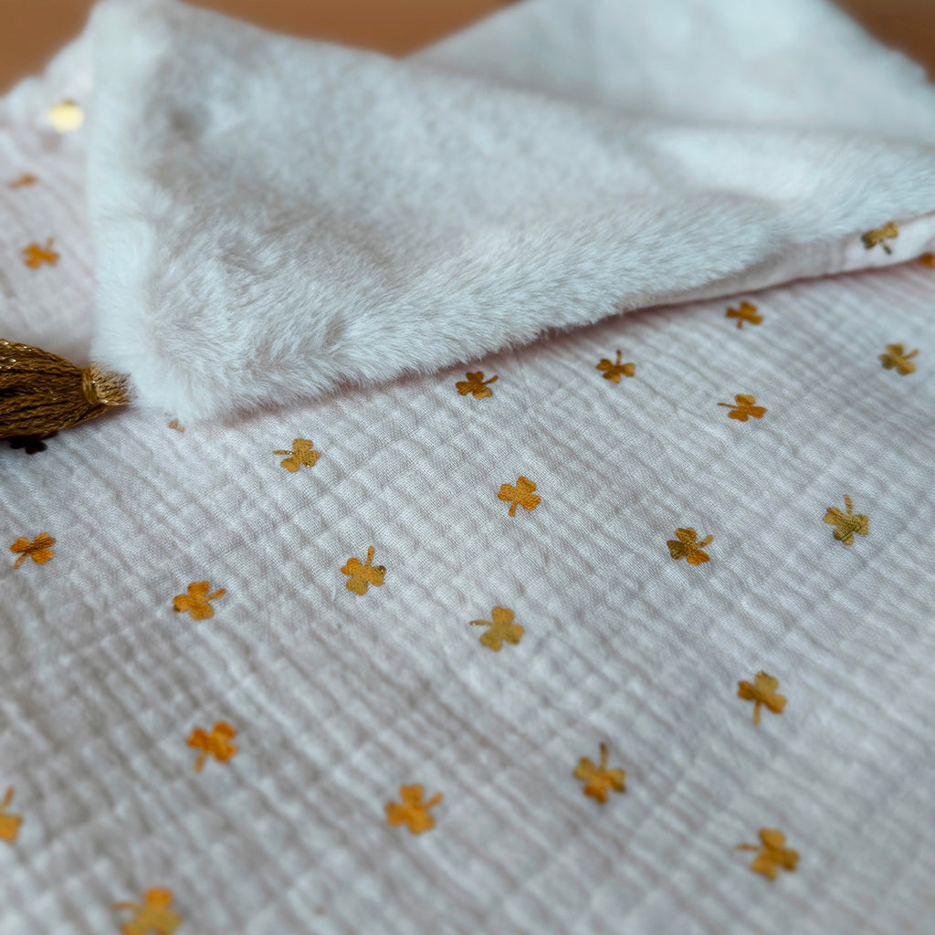 La couverture est une des pièces indispensable du trousseau de bébé. Parfaite en cadeau de naissance ou à s’offrir soit même, cette couverture chaude spéciale “bébés d’hiver”, vous accompagnera très longtemps dans vos moments câlins avec bébé. Les bébés d’hiver qui naissent pendant les mois les plus froids ont besoin d'être tenus bien au chaud à la sortie du ventre de maman. C'est pourquoi nous avons conçu cette couverture chaude spéciale “bébé d’hiver”. Dès son arrivée, bébé passe d'un environnement clos d