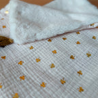 La couverture est une des pièces indispensable du trousseau de bébé. Parfaite en cadeau de naissance ou à s’offrir soit même, cette couverture chaude spéciale “bébés d’hiver”, vous accompagnera très longtemps dans vos moments câlins avec bébé. Les bébés d’hiver qui naissent pendant les mois les plus froids ont besoin d'être tenus bien au chaud à la sortie du ventre de maman. C'est pourquoi nous avons conçu cette couverture chaude spéciale “bébé d’hiver”. Dès son arrivée, bébé passe d'un environnement clos d