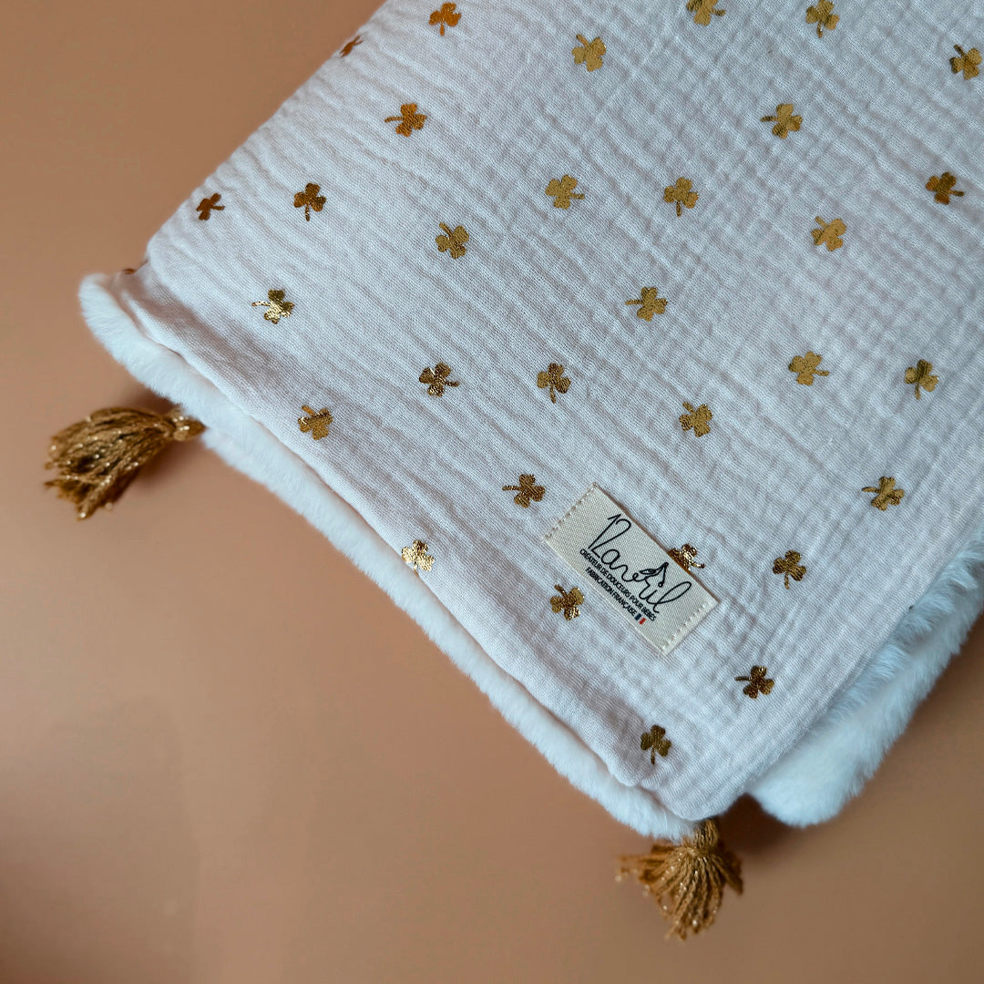 La couverture est une des pièces indispensable du trousseau de bébé. Parfaite en cadeau de naissance ou à s’offrir soit même, cette couverture chaude spéciale “bébés d’hiver”, vous accompagnera très longtemps dans vos moments câlins avec bébé. Les bébés d’hiver qui naissent pendant les mois les plus froids ont besoin d'être tenus bien au chaud à la sortie du ventre de maman. C'est pourquoi nous avons conçu cette couverture chaude spéciale “bébé d’hiver”. Dès son arrivée, bébé passe d'un environnement clos d