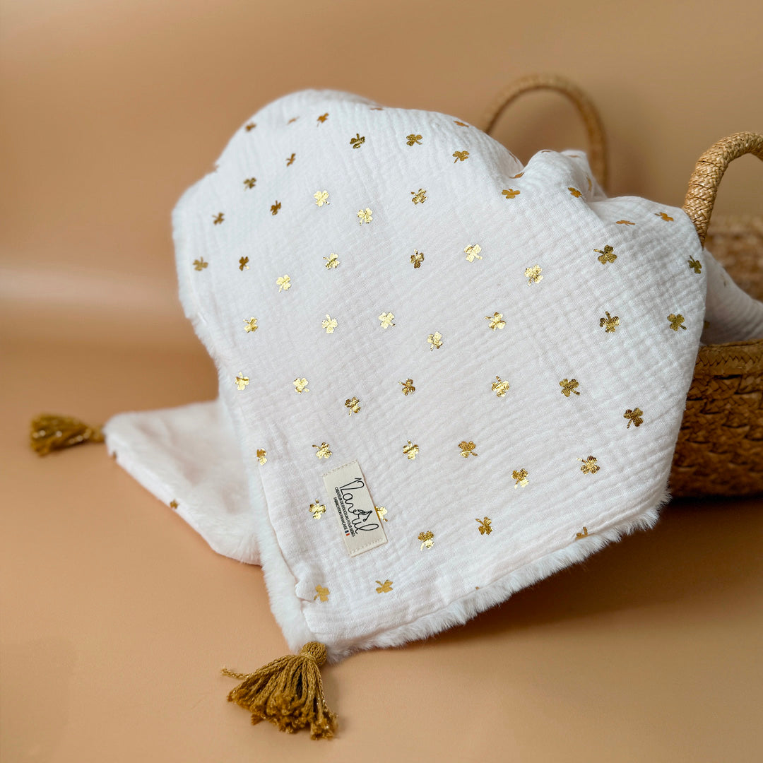 La couverture est une des pièces indispensable du trousseau de bébé. Parfaite en cadeau de naissance ou à s’offrir soit même, cette couverture chaude spéciale “bébés d’hiver”, vous accompagnera très longtemps dans vos moments câlins avec bébé. Les bébés d’hiver qui naissent pendant les mois les plus froids ont besoin d'être tenus bien au chaud à la sortie du ventre de maman. C'est pourquoi nous avons conçu cette couverture chaude spéciale “bébé d’hiver”. Dès son arrivée, bébé passe d'un environnement clos d