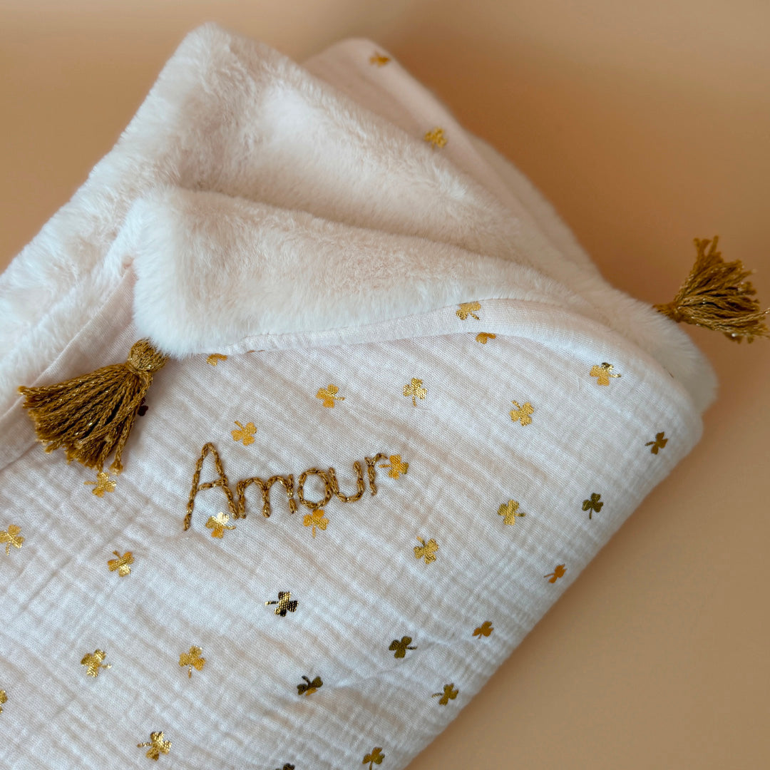 La couverture est une des pièces indispensable du trousseau de bébé. Parfaite en cadeau de naissance ou à s’offrir soit même, cette couverture chaude spéciale “bébés d’hiver”, vous accompagnera très longtemps dans vos moments câlins avec bébé. Les bébés d’hiver qui naissent pendant les mois les plus froids ont besoin d'être tenus bien au chaud à la sortie du ventre de maman. C'est pourquoi nous avons conçu cette couverture chaude spéciale “bébé d’hiver”. Dès son arrivée, bébé passe d'un environnement clos d